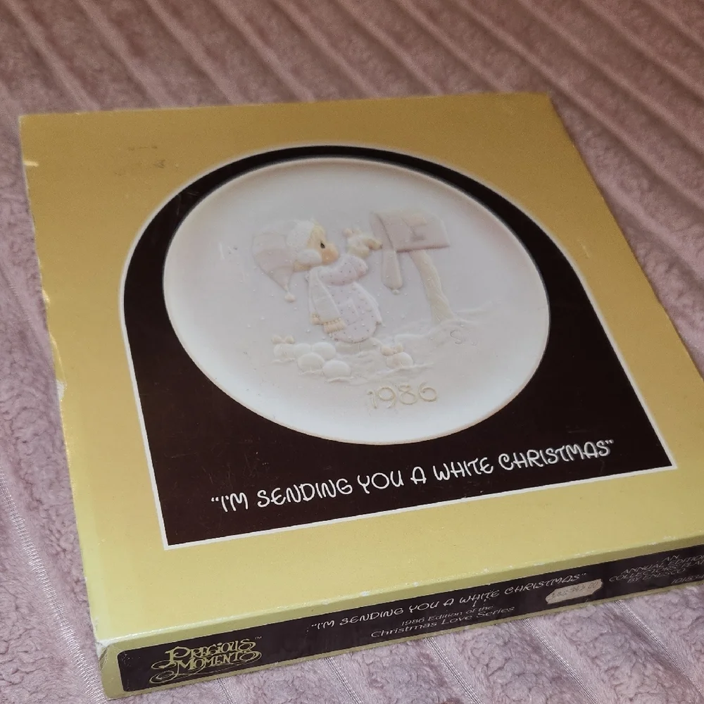 Precious Moments Christmas Love Series Plate, 1986 - Picture 7 of 9